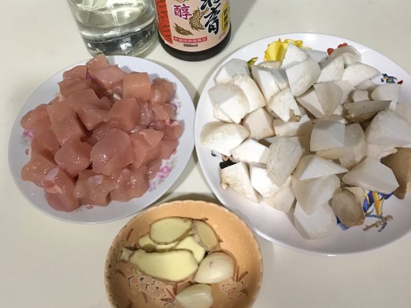 雞胸切塊撒上少許鹽、杏鮑菇切滾刀塊、薑切片、大蒜去皮、青蔥切末。