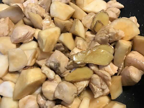 燜煮3分鐘後放入青蔥末（或九層塔）拌炒一下即可。