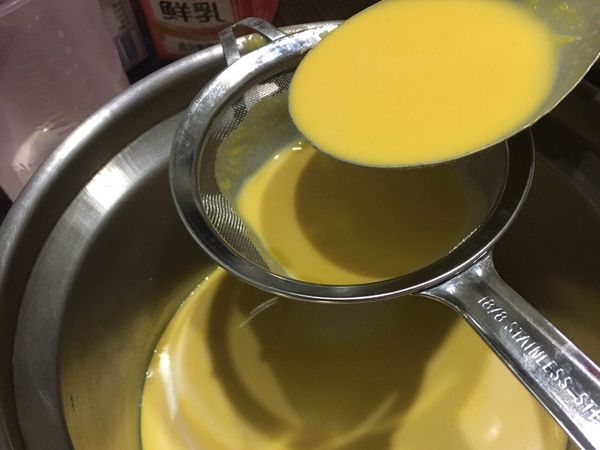 將加熱後南瓜液體過篩兩次