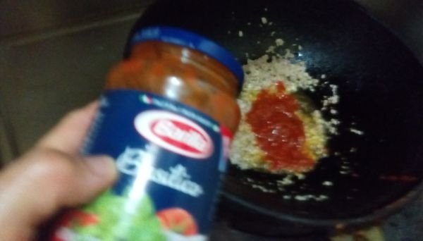 把剩下食材放入(包括月桂葉２片)，加入蕃茄羅勒義麵醬。