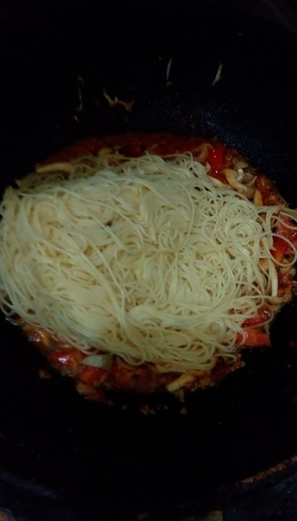 放入義大利天使麵。醬油和鹽１小匙，糖【或柴魚粉】１小匙。炒至１５分鐘均勻入味。