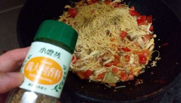 最後灑上義大利香料。熄火取出取適量放入盤中間。