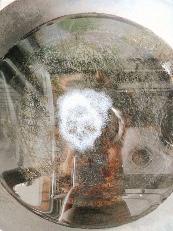 鍋內放水約6成滿，加入義大利麵的重量10%分量的鹽巴。