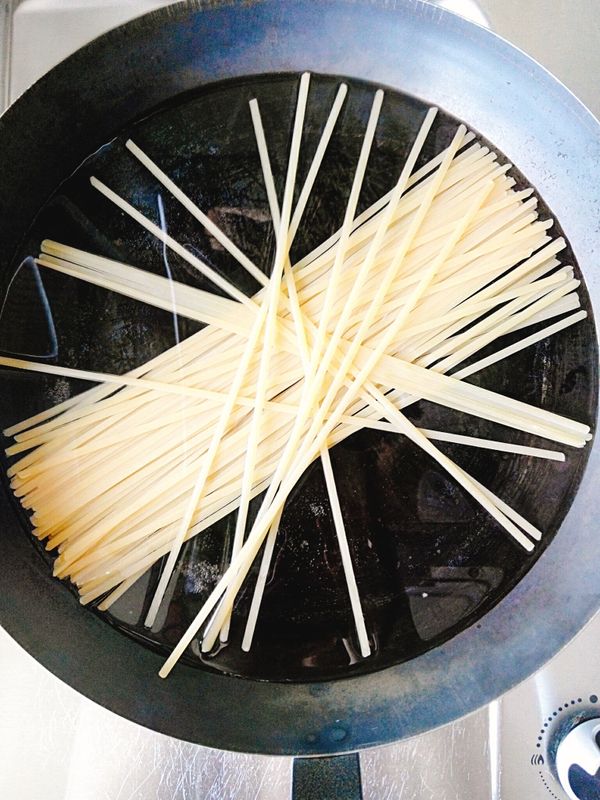 水熱放入義大利麵。