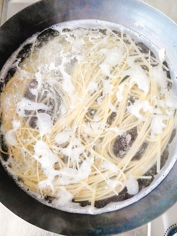 滾水煮義大利麵，不需放油，麵條不會沾黏。(麵條煮至麵中留芯即可撈起)