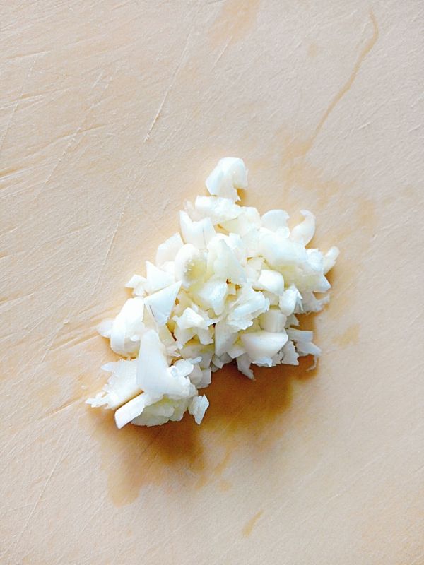 蒜頭去皮切粗粒。