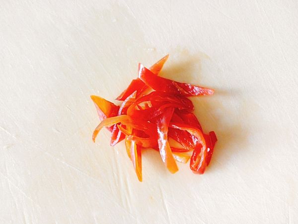 辣椒去籽，切絲。