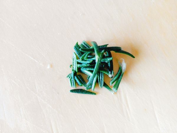 迷迭香只用葉子部分，適當剁碎。(無新鮮的請用乾燥迷迭香)