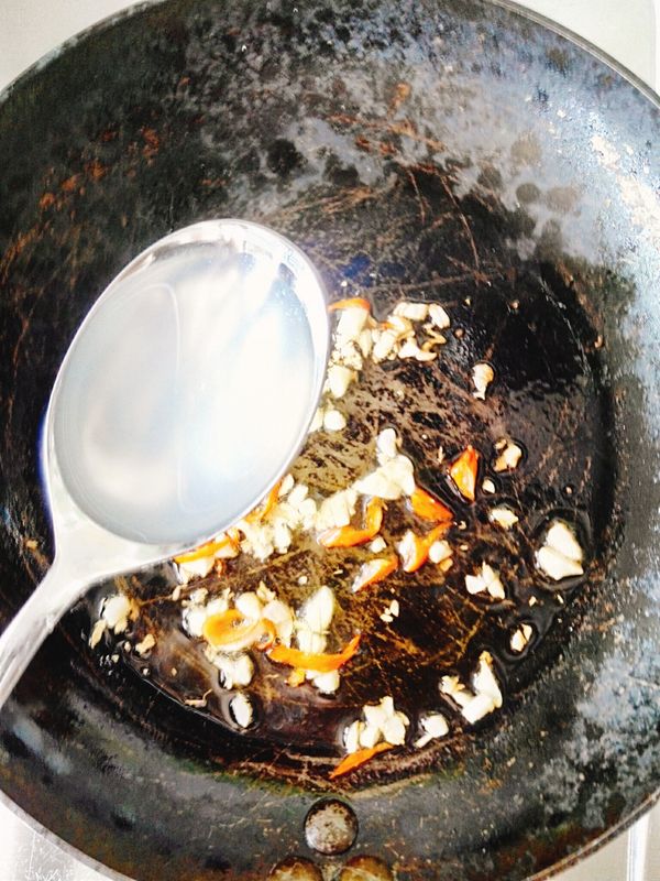 香味炒出來後放入20cc的煮麵水，快速攪拌。(此步驟主要為了乳化橄欖油，很重要。)