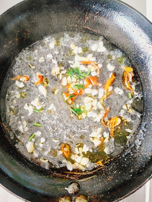 續加入迷迭香。