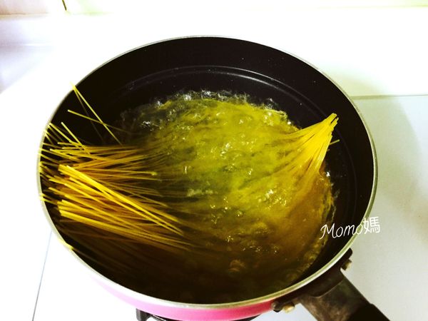 水加入ㄧ匙的鹽、煮滾後加入天使細麵、它不需要煮太久約4分鍾即可、可以拿ㄧ條麵條試試熟度、