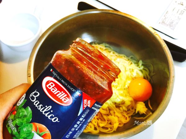 加入蛋和乳酪絲及百味來羅勒蕃茄義大利麵醬和鹽.胡椒