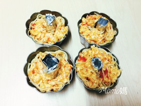 將麵條放入杯中、不用壓緊、夾完麵條落下的起司和醬汁淋上