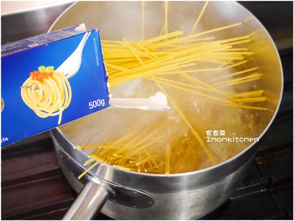 義大利麵先以沸水煮約5分鐘