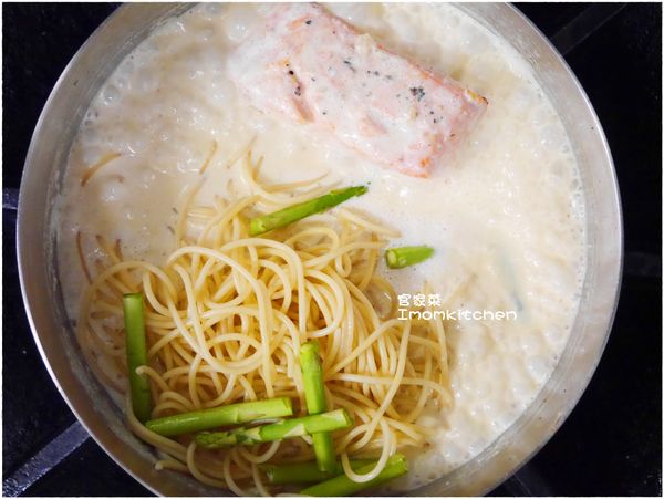 加入稍早煮好的義大利麵及切成段的蘆筍一同煮到義大利麵及醬汁帶有些許濃稠感同時試味道就可以盛盤