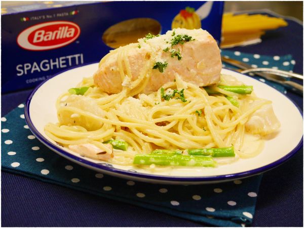 盛盤後的義大利麵可以上頭再點綴些許的義大利香芹及起士粉味道上就會相當的誘人喔~