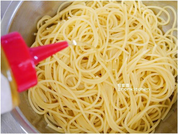 將橄欖油加入煮好的義大利麵裡並拌勻，過程中應每隔一段時間就翻一下否則底下的義大利麵會較熟