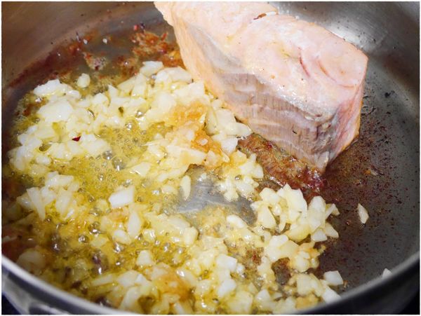 先將干貝取出後再放入洋蔥及蒜頭碎略炒