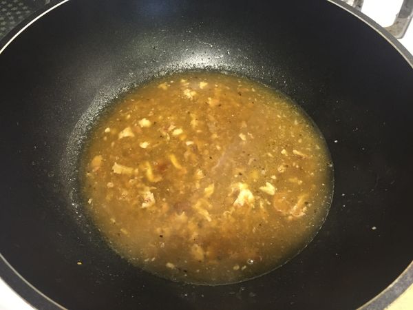 剩下的骨頭與雞汁下鍋煮開後撈起