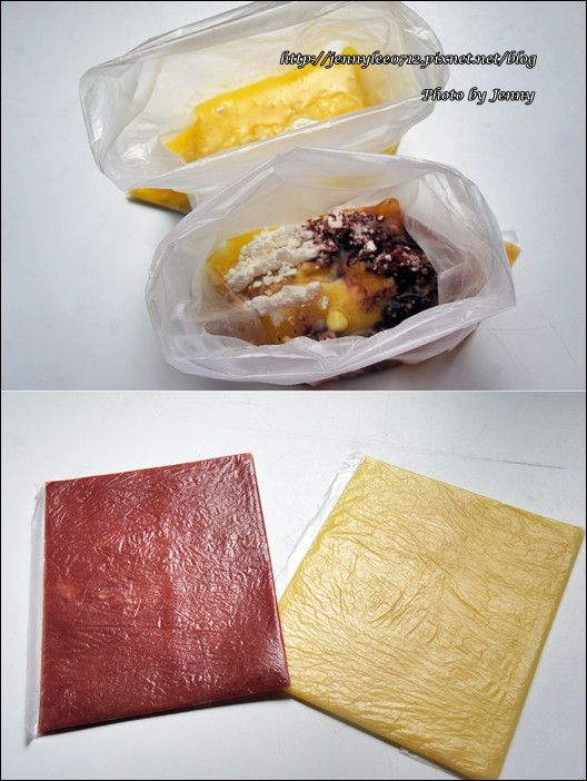 軟化奶油+低筋麵粉+細砂糖混合拌勻成麵糰（紅麴麵糰同作法）；桿麵糰時可用塑膠袋來裝麵糰（保鮮膜可），表面會較平整，桿麵棍也不會沾黏（麵皮厚度約0.3cm）；用剪刀沿著塑膠袋邊線剪開→掀開塑膠袋→印模→放置烤盤中。