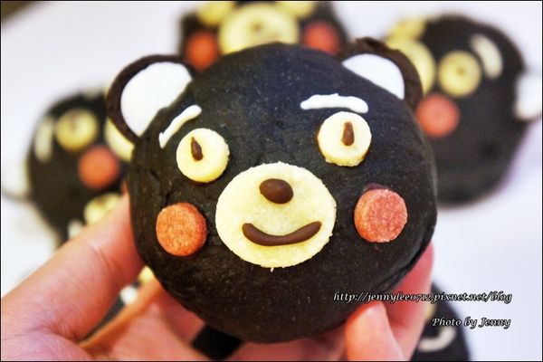 耳朵取迷你奧利奧餅乾夾心面，竹炭麵包上方用刀子劃開兩小處，將餅乾塞入約1/3；眼睛／嘴／腮紅餅乾利用溶解巧克力當黏著劑黏在麵包體；其餘再利用巧克力筆畫出臉部表情即完成。