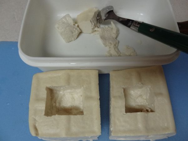 兩人份兩塊豆腐，中間用刀子畫出小"口"字形 (不要切到底)，用湯匙將中間挖空留下個方形洞。
