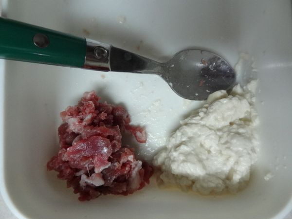 挖下的豆腐搗碎，與等比例的碎肉攪拌。