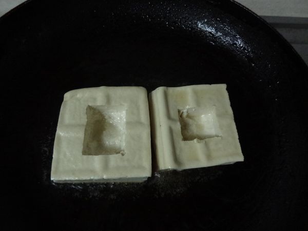 熱油一匙將豆腐放入小火兩面煎。