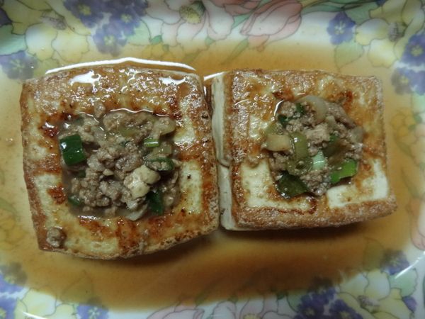 將碎肉豆腐及湯汁倒入煎好的豆腐中，美美的『鑲碎豆腐』即大功告成嚕! ^^