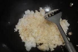 先把蒸熟的白飯倒到平底鍋裡炒散