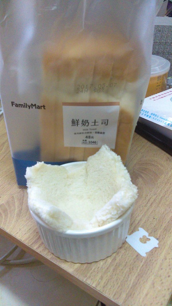 將吐司放入容器中，放入火腿，玉米，撒香料在舖上乳酪絲入烤箱烤上色即可