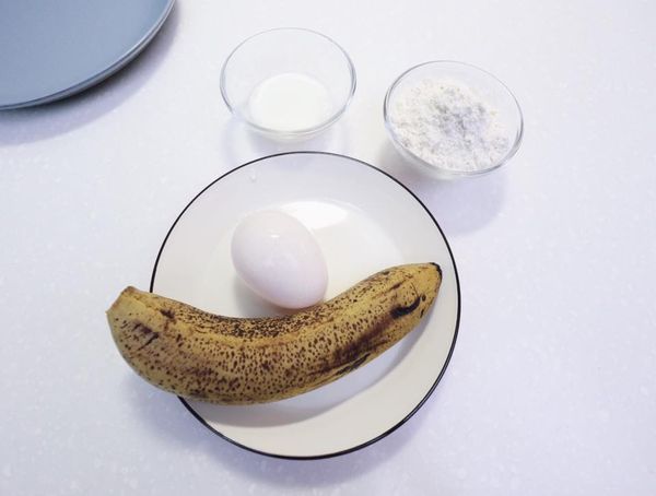 食材簡單
材料：
1.選用熟透香蕉做出來的鬆餅會很香
2.雞蛋一顆
3.低筋麵粉35g
4.全脂鮮奶5ml
