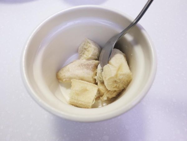 把香蕉壓扁跟鮮奶完全打成香蕉牛奶泥