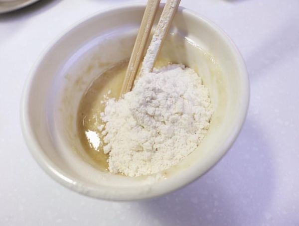 香蕉牛奶泥加入打散的雞蛋繼續混合,
並將低筋麵粉過篩後加入完全拌勻！