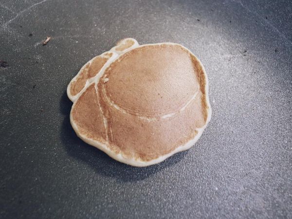 用湯匙將麵粉糊置入不沾鍋，
用中小火慢慢煎，邊緣會膨起呈金黃色即可翻面
翻面一樣煎至金黃！