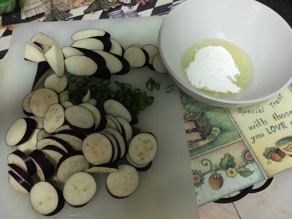 茄子切片，蛋和地瓜粉打散，可依個人口味加入醬油或是鹽巴，熱鍋，蒜頭先下，茄子裏地瓜粉蛋汁後在下