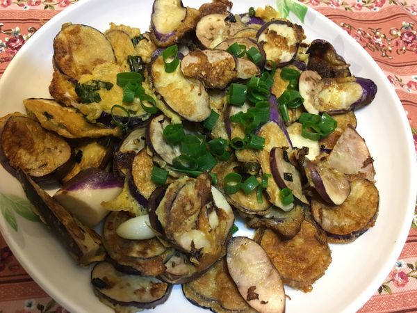 可以用紙巾吸油，撒上蔥花黑胡椒