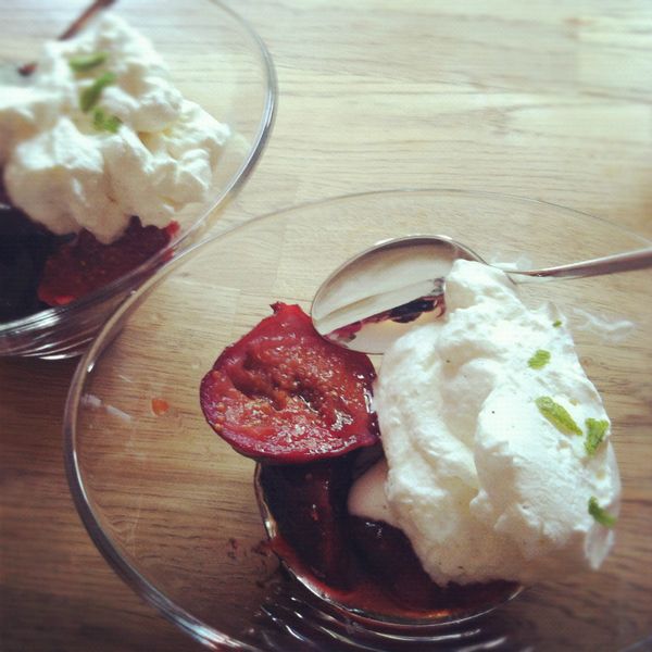 將烤好的無花果趁熱盛裝到盤中，淋上烤盤中的醬汁與蜂蜜，旁邊再佐上冰的香草鮮奶油（可以再刮些萊姆皮作裝飾），就可以上桌嘍！