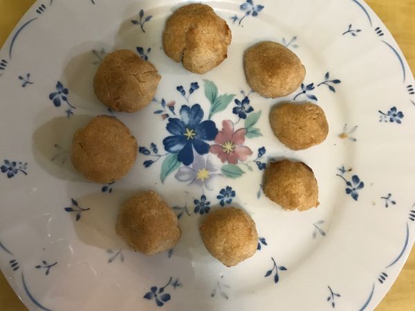 黃豆渣加蜂蜜奶油攪拌
蜂蜜可以依照自己喜好甜度調整
奶油可加可不加
加了比較香但熱量較高
捏成自己喜好的大小形狀
放入預熱180度烤箱
烤15分鐘即可