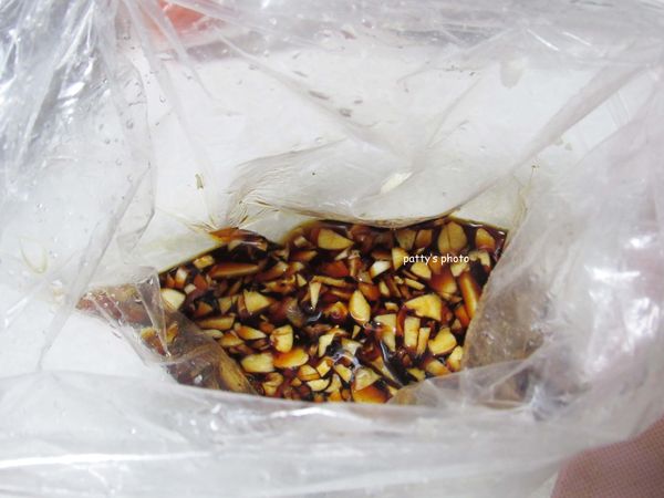 醬油、蒜末和胡椒等