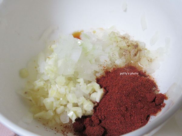 蒜末、洋蔥泥和辣椒粉放入大碗內。
