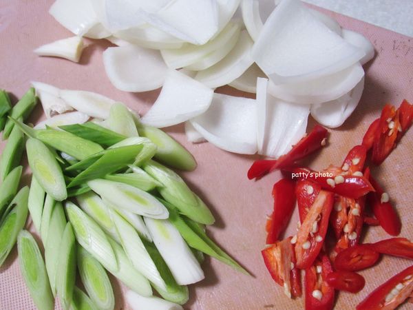 洋蔥切片，青蒜、辣椒斜切片。