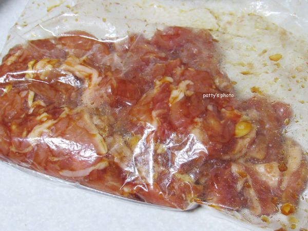 加豬肉醃料後拌一拌，放入冰箱冷藏至少10分鐘。