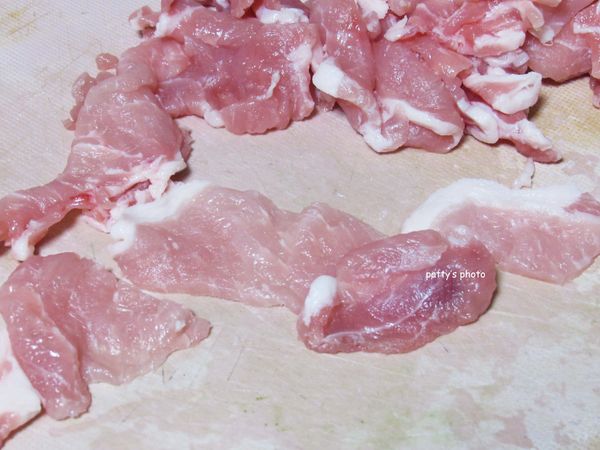 豬肉片切成一口大小。豬肉片要帶點脂肪比較好吃。