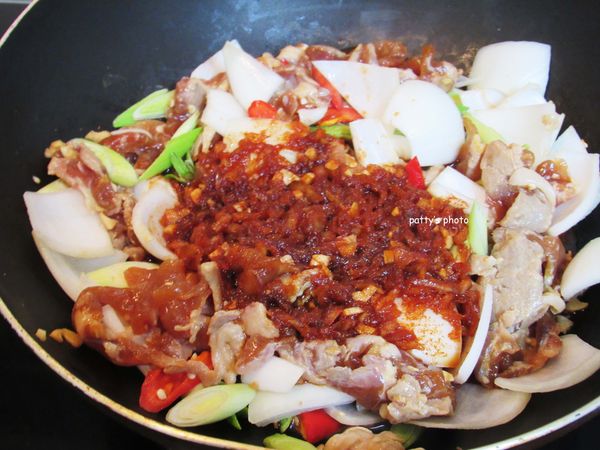 接著把調味醬倒入，先以大火快炒，接著轉小火。