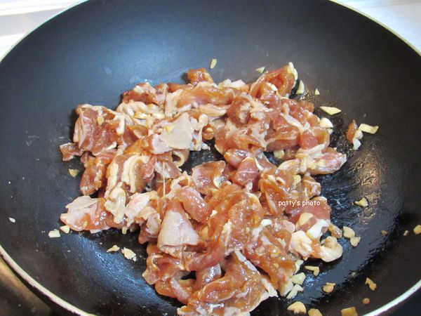 熱油鍋，放入豬肉片炒到表面稍稍變白。