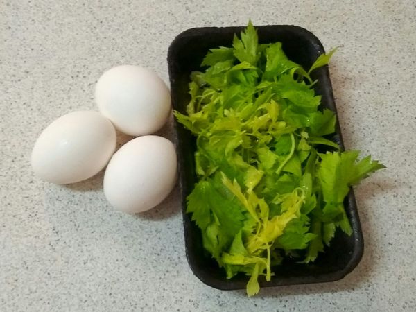 挑芹菜時，將嫩的芹菜葉撿起，芹菜葉洗淨瀝乾水分備用