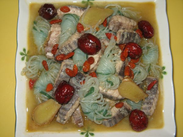 鍋熱放麻油轉小火放薑片，把薑逼出味，下魚略煎一下，魚撈起。