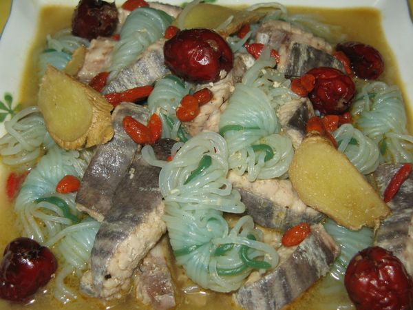 原鍋放紅棗、枸杞、米酒煮滾再放蒟蒻絲、魚肚肉小火略燜煮3分鐘即可。(依個人喜好燉煮時間長短)