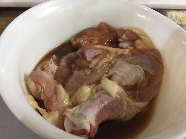 1.準備去骨雞腿肉一隻，用刀把筋劃開，鋪上白胡椒粉、醬油，抓醃五分鐘。